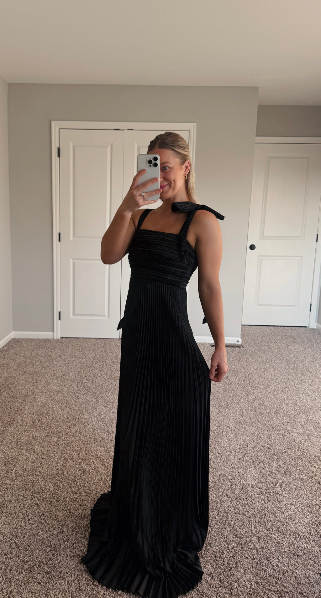 Lulus - Gorgeous Purpose Black Satin Pleated Sleeveless Bow Maxi Dress - Small