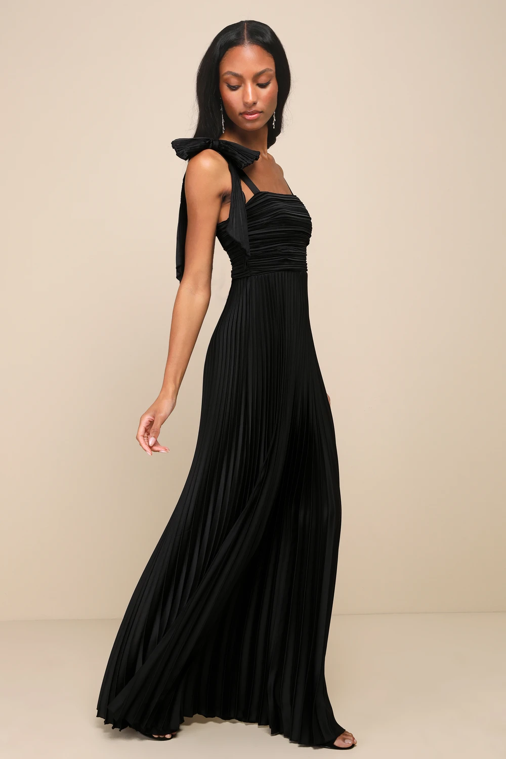 Lulus - Gorgeous Purpose Black Satin Pleated Sleeveless Bow Maxi Dress - Small